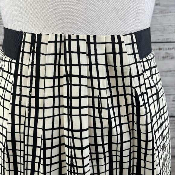 Worthington Skirt size 10 Ivory Black Plaid Pleated Knee A Line Stretch Modest - Picture 3 of 8